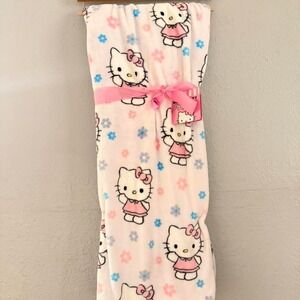NWT Hello Kitty‎ Blanket Flowers